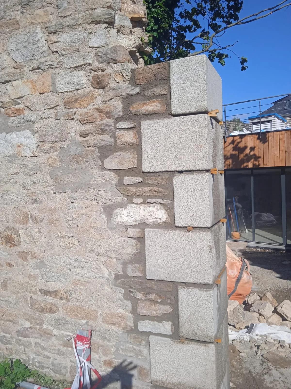 Chaînage en pierre de taille granit réalisé par CLK Construction sur un mur ancien en Bretagne